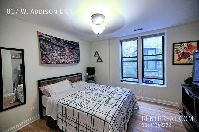 Building Photo - 817 W Addison St