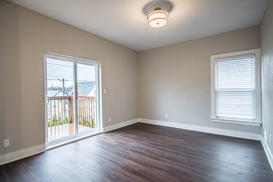 Building Photo - 1659 N Van Buren St