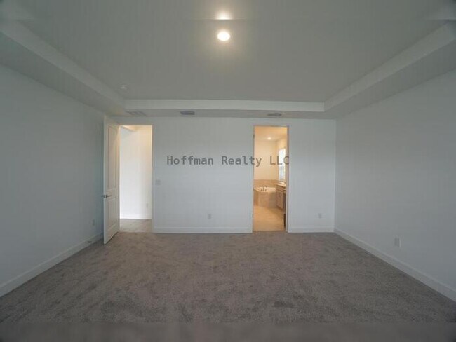 Building Photo - Stunning 5-Bedroom Lakeview Home in River ...