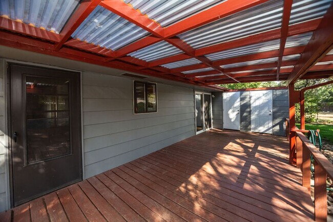 Building Photo - Charming 4 Bedroom, 1.75 Bath Brick Ranch Near Old Town!