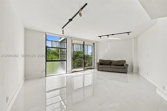 Building Photo - 3475 N Country Club Dr