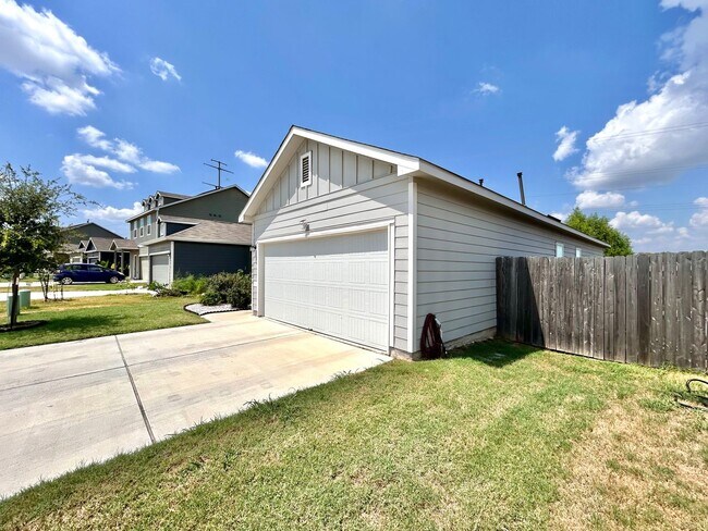 Building Photo - Spacious 3-Bed / 2-Bath with Walk-In Close...