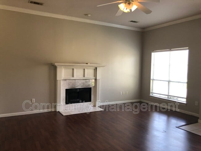 Building Photo - 221 Briarhaven Dr