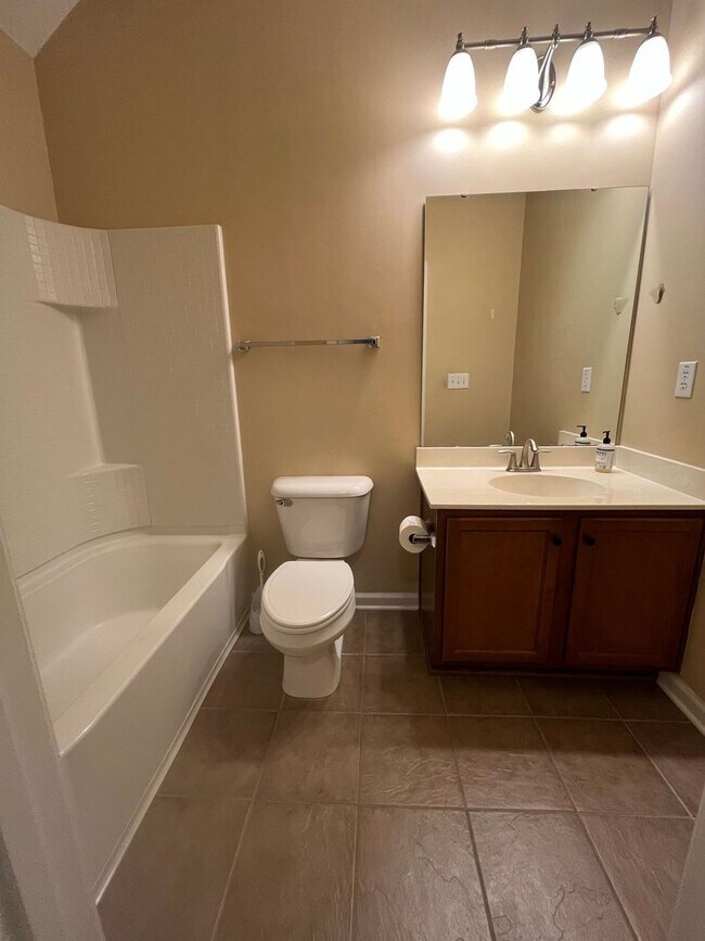 Building Photo - Beautiful 4-Bedroom 3 Bath Home with Neighborhood Pool!
