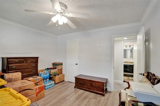 Building Photo - 9410 N Hollybrook Lake Dr