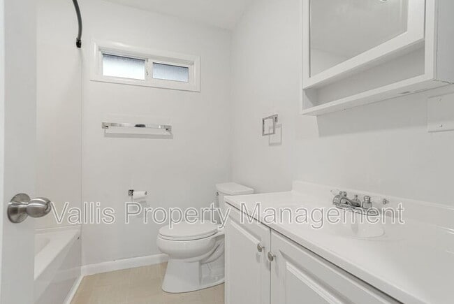 Building Photo - 389 Appleblossom Ave N