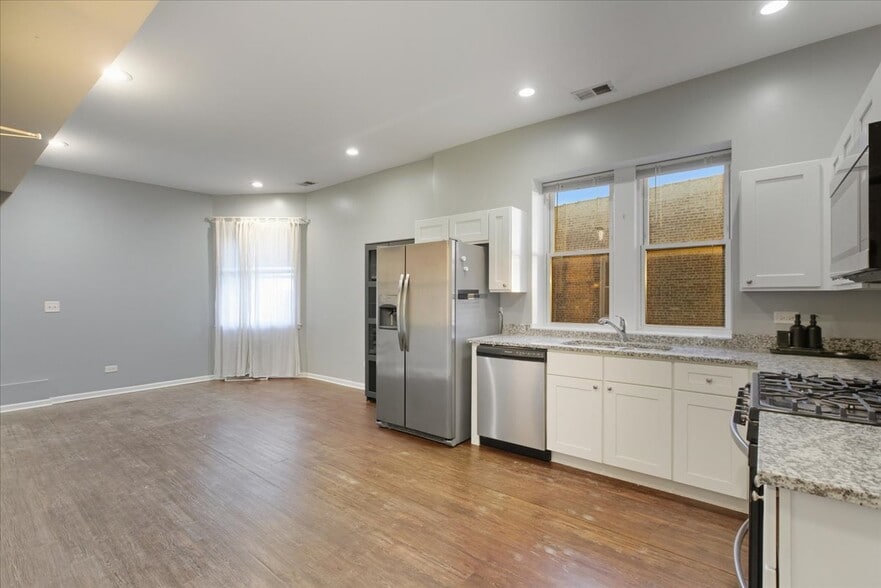 Building Photo - 1654 W Cortland St