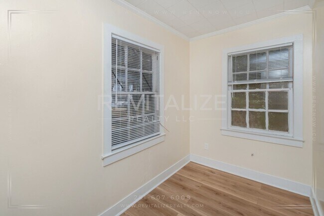 Building Photo - Charming & Low-Maintenance Home