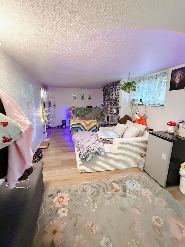 Building Photo - Pre-Leasing for September - 4bed/2bath House