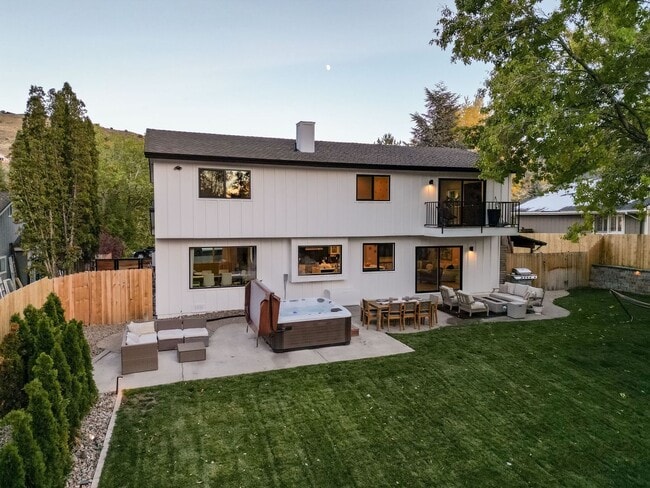 Building Photo - 3390 Thornhill Dr