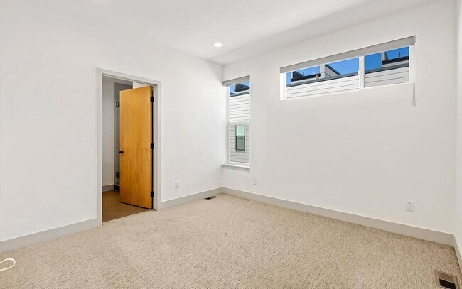 Building Photo - 2 Bedroom Townhome in the Heart of Rino!