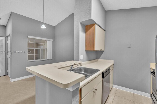 Building Photo - 2850 N Oakland Forest Dr