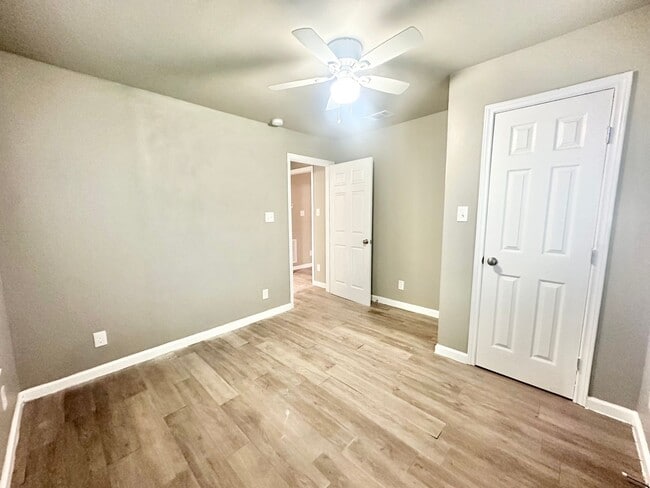 Building Photo - Adorable 2 Bed / 1 Bath Near Downtown Denton!