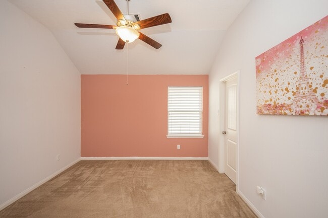 Building Photo - 3019 Lake Dr