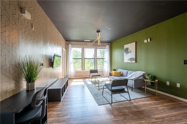 Building Photo - 898 Oak St SW