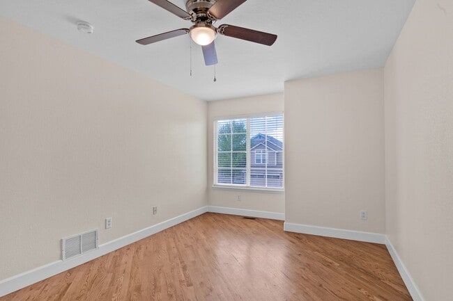 Building Photo - Beautiful home with 5 bedrooms, 3 1/2 bathrooms, 3-car garage available now!