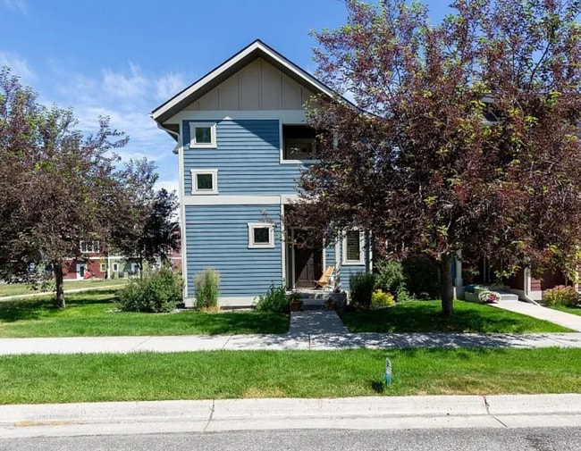 Primary Photo - Bright & stylish end-unit 2 Bedroom 1.5 Ba...