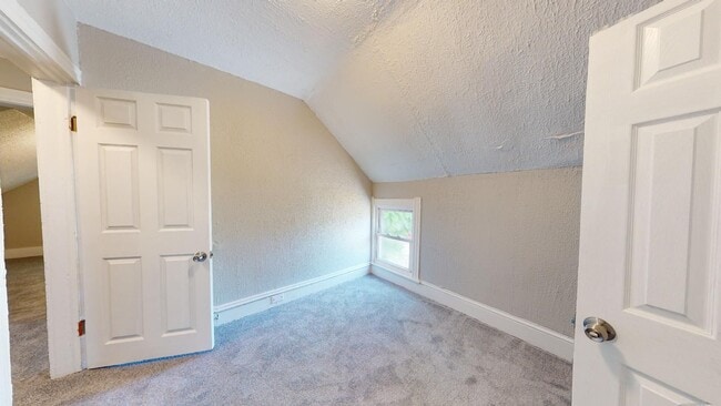 Building Photo - Huge 4 Bedroom Single Family House - almost 1500 SQ FT!