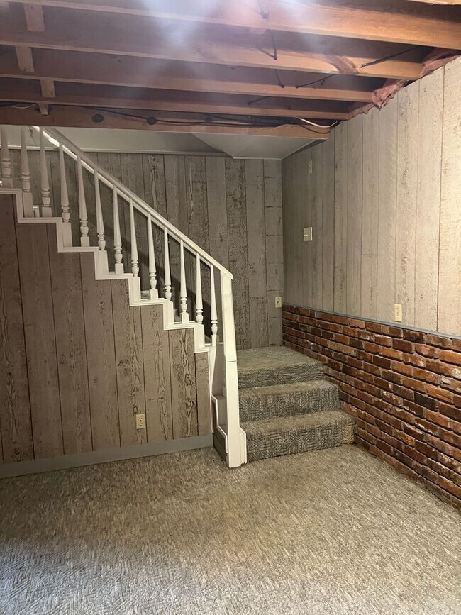 Building Photo - Single Family Home on almost an acre, 4 be...