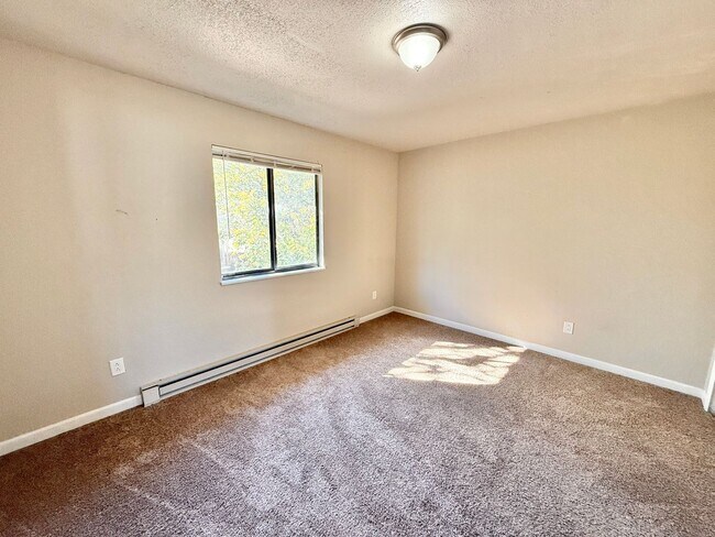 Building Photo - 49 Royal Crest Dr
