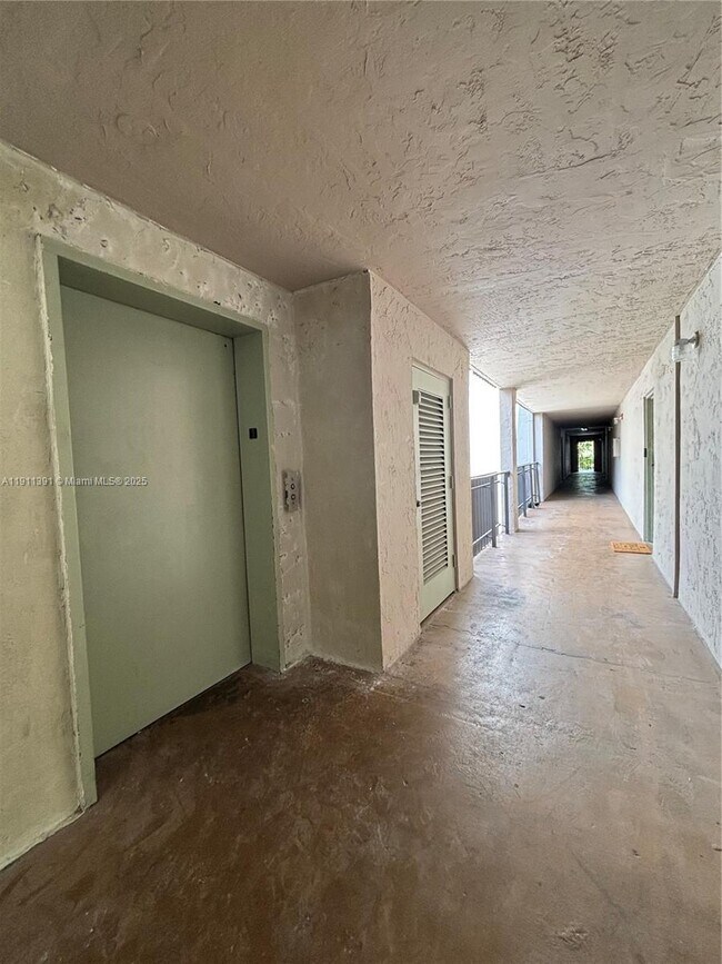 Building Photo - 3561 SW 117th Ave