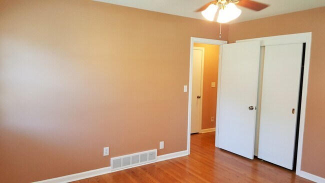 Building Photo - Great, 3 Bedrooms, 1.5 Baths, Brick Ranch ...