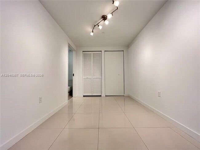 Building Photo - 9940 W Bay Harbor Dr