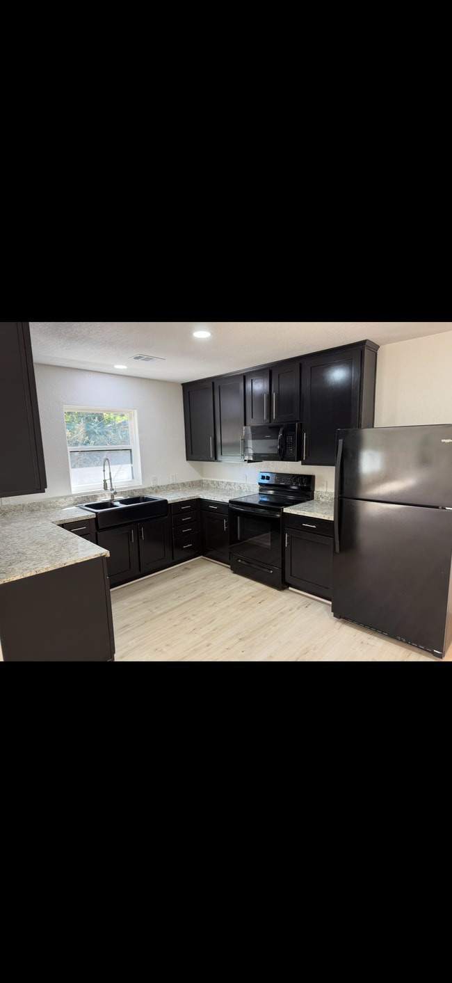 Building Photo - 112 Poplar St