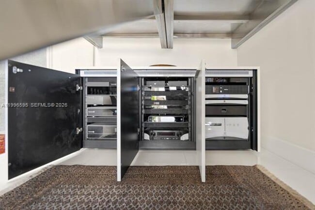 Building Photo - 1000 Venetian Way