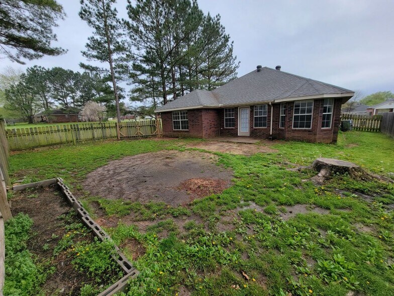 Building Photo - 902 South Liberty Drive