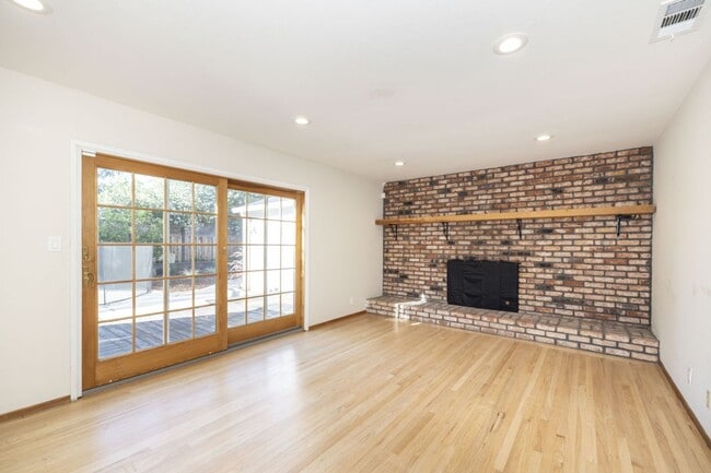 Building Photo - Spacious 3 Bed, 2.5 Bath Home in Quiet Neighborhood w/ AC + Pool!