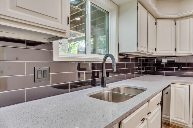 Building Photo - Completely renovated 4 bedroom, 3 bathroom...