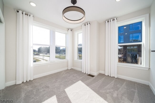 Building Photo - 8 Jessica Ln