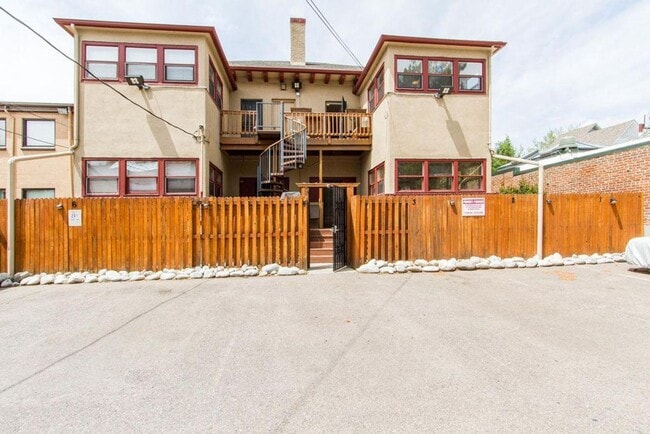 Building Photo - Beautifully updated condo minutes from dow...