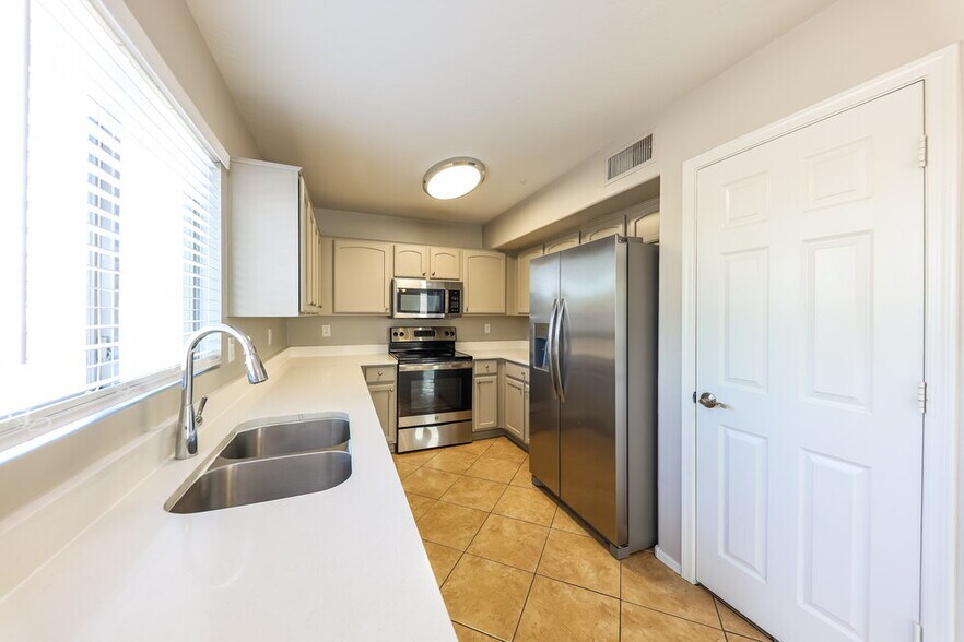 Building Photo - 1304 S 159th Ave