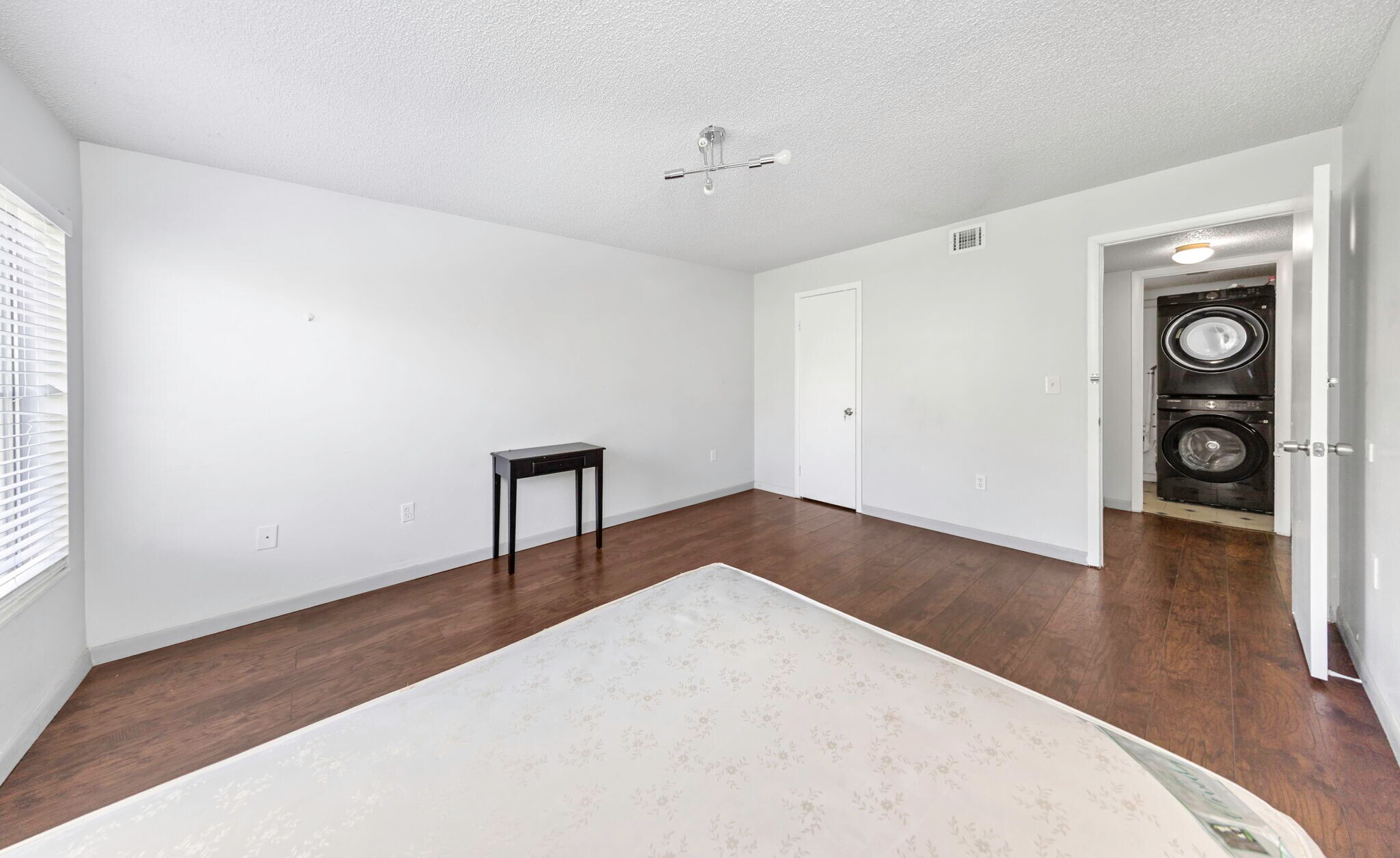 Building Photo - 621 99th Ave N