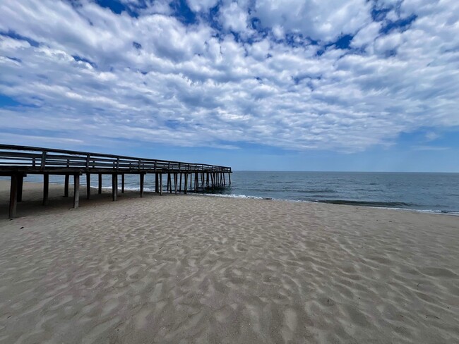 Building Photo - Gorgeous Condo right off Shore Dr, a stree...