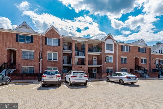 Building Photo - 6924 Fairfax Dr