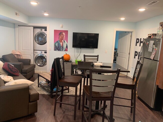 Interior Photo - 1609 Sydenham