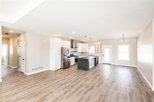 Building Photo - Stunning Home, Great Neighborhood!