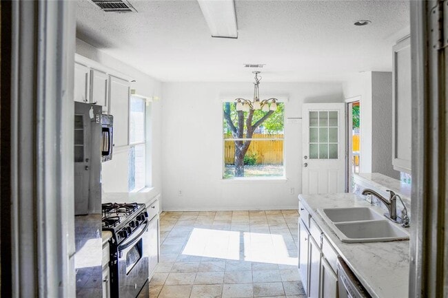 Building Photo - 15224 Sarah's Creek Dr