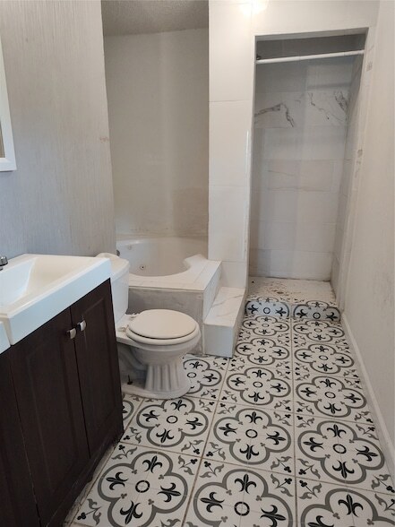 Building Photo - 527 W 6th St