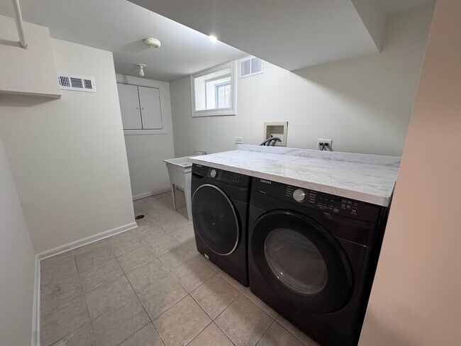 Building Photo - 754 Spring Rd