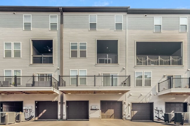 Building Photo - Luxury 3BR/2.5BA Condo w/ Balcony and Rooftop Terrace & Garage – Walk to One Loudoun
