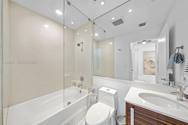 Building Photo - 2020 N Bayshore Dr