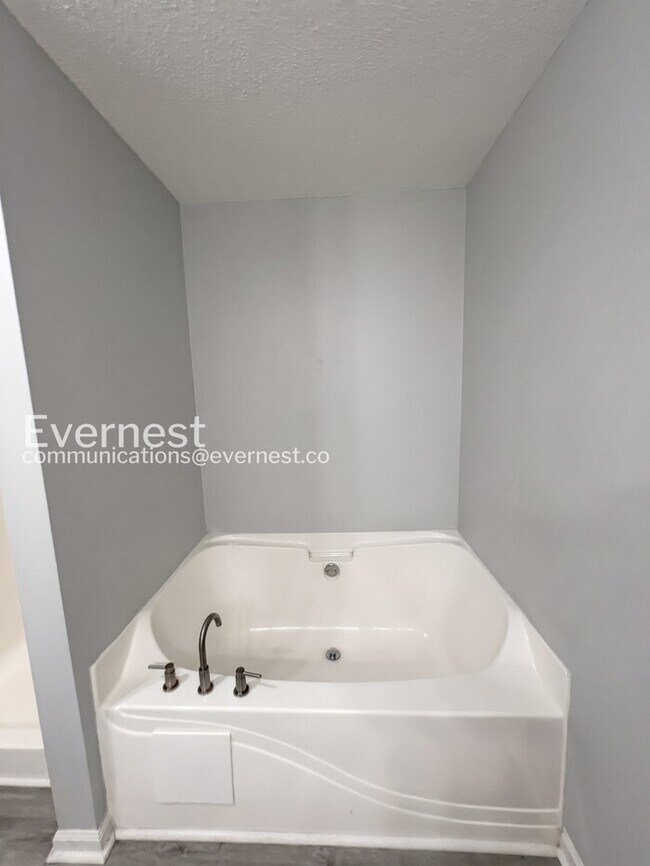 Building Photo - 3 Bed, 2 Bath Home with Garage / Pet-Friendly / Available Now!
