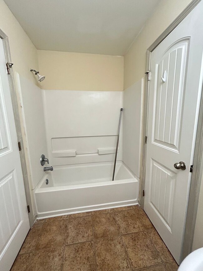 Building Photo - 4 bedroom/2.5 bathroom in Savannah, GA
