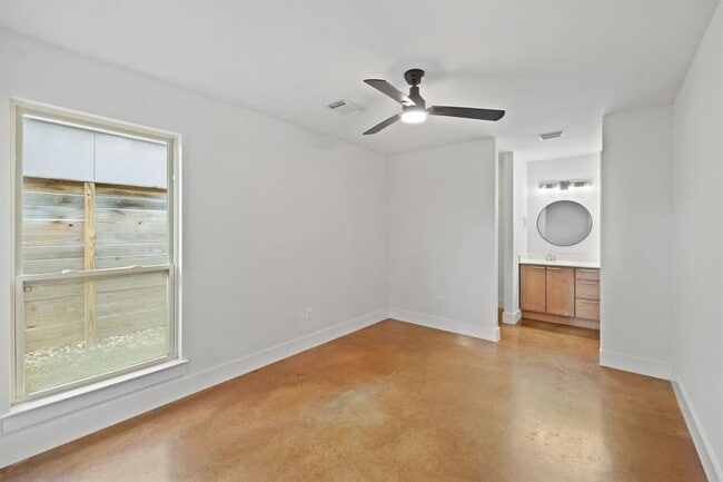 Building Photo - 2304 Rain Water Dr