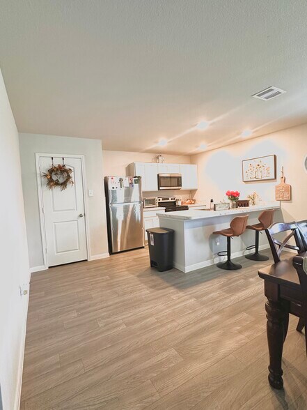 Open kitchen area - 11040 Pelican Hill Ln
