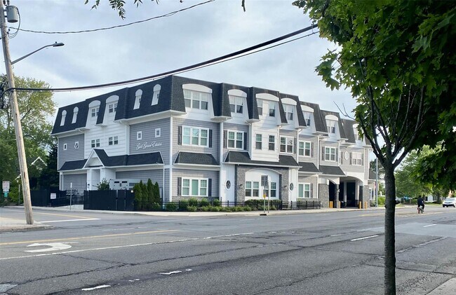 Primary Photo - 840 Montauk Hwy